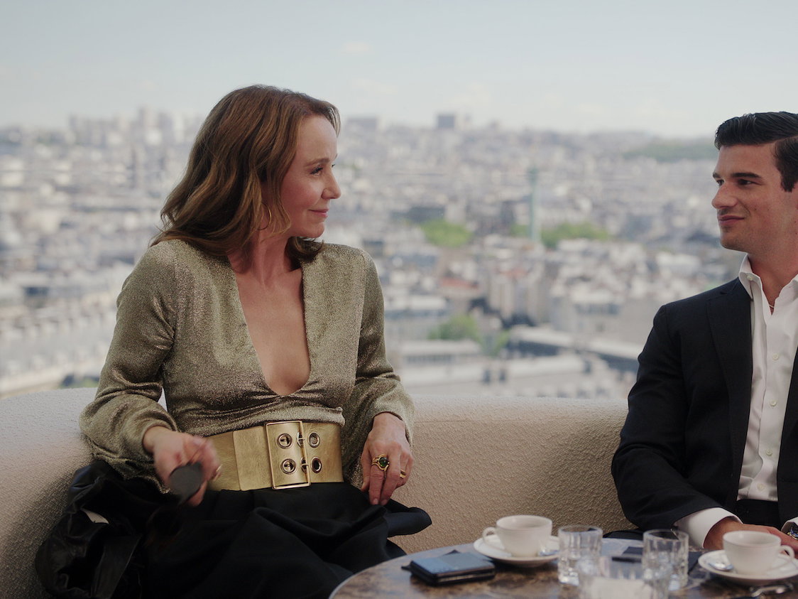 Emily in Paris golde Bluse mit Ausschnitt und Gürtel
