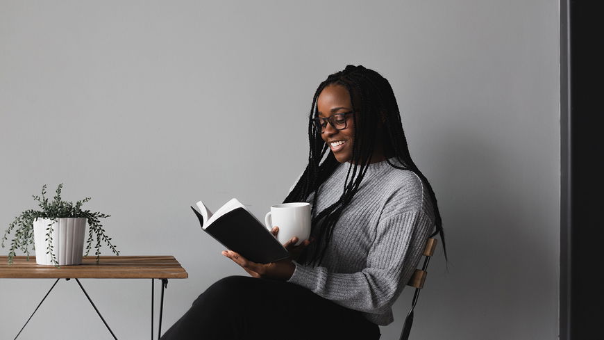 Bücher-Inspo: 3 Romane, die dich Tränen lachen lassen
