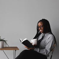 Bücher-Inspo: 3 Romane, die dich Tränen lachen lassen