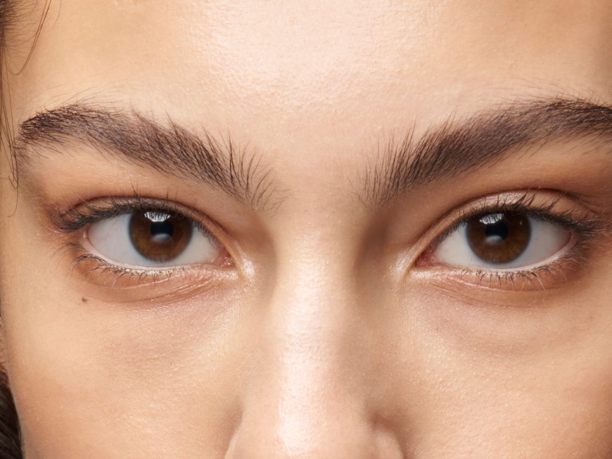 Dichte Augenbrauen 2022: So gelingt das Brow Lift – mit Tipps vom Profi