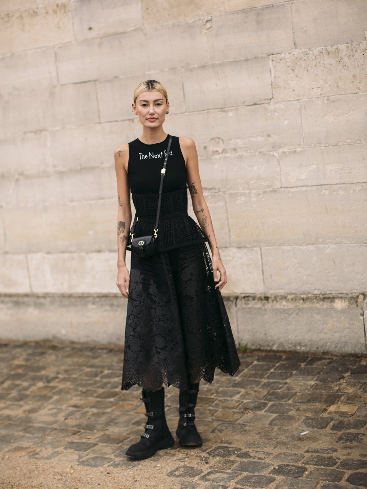 Streetstyle mit Spitzenrock im Neo-Gothic-Stil