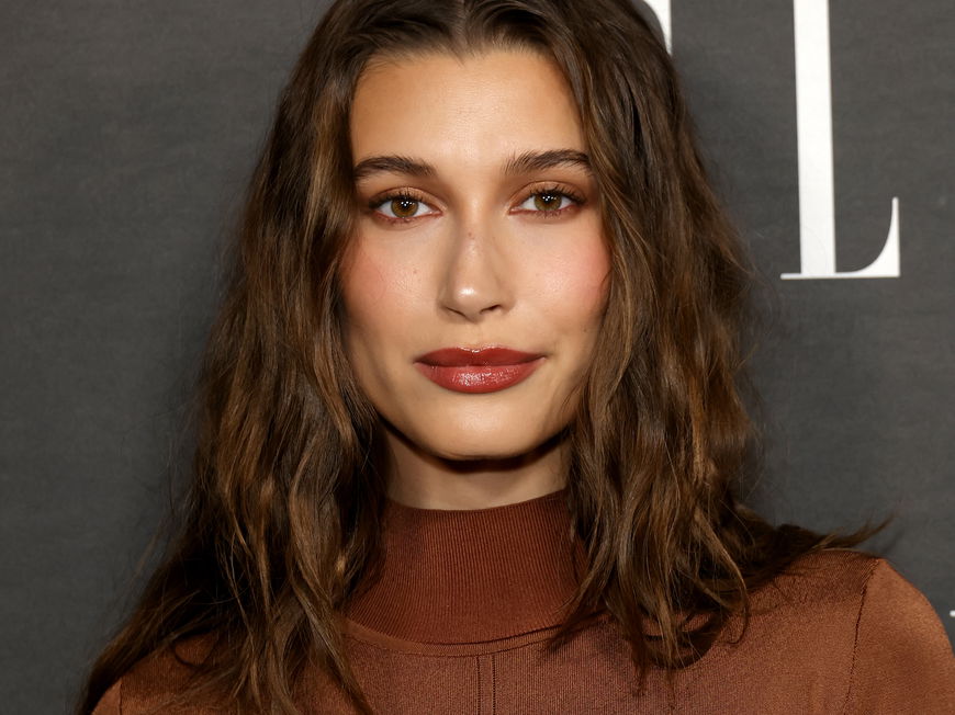 Festliche Frisuren 2022: Hailey Biebers Styling ist perfekt für Weihnachten und Silvester