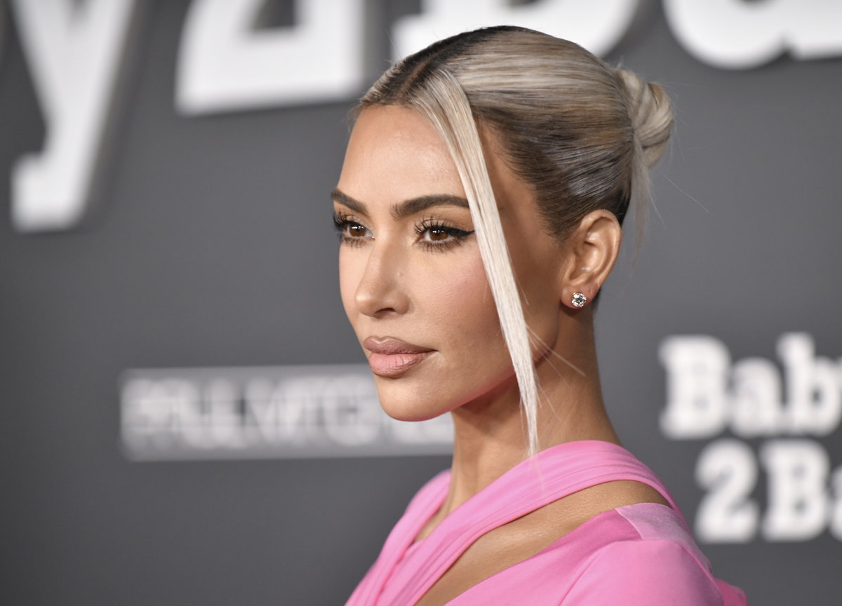 Kim Kardashian Red Carpet blonder Dutt zwei Strähnen Make-up pinkes Kleid