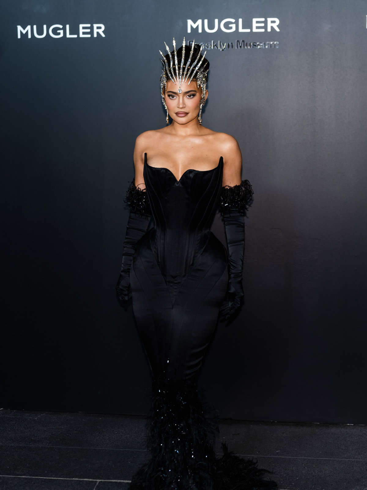 Kylie Jenner im schwarzen Mugler Kleid