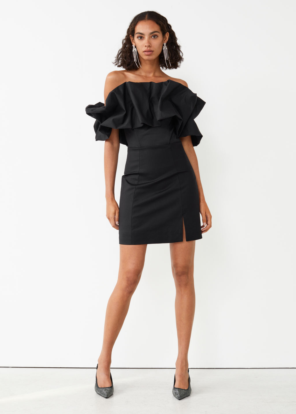 Schulterfreies Minikleid mit Rüschen & Other Stories