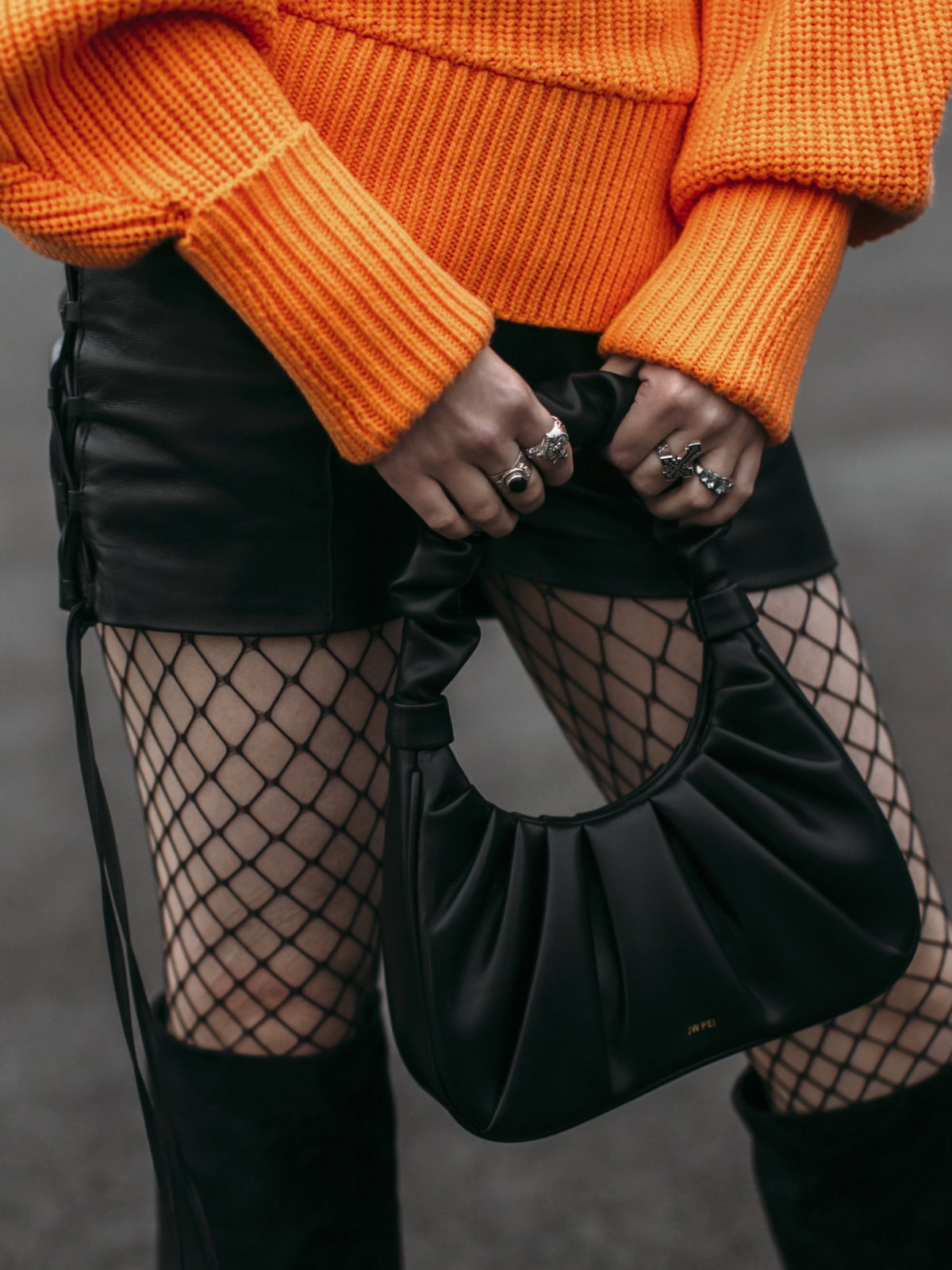 Outfit mit schwarzer Netzstrumpfhose