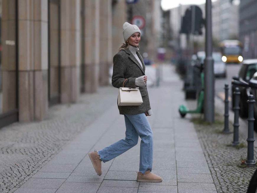 Streetstyle Mandy Bork trägt UGG Boots Jeans Blazer