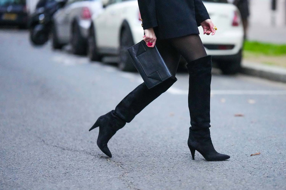 Frau trägt schwarze Stiefel aus Wildleder