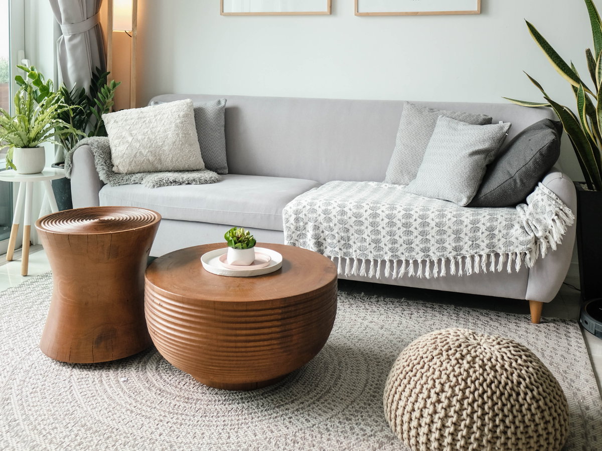 Wohnzimmer Couch zwei Tische Hocker Bilder Wand