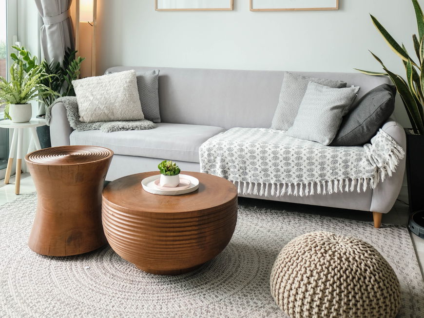 Wohnzimmer Couch zwei Tische Hocker Bilder Wand