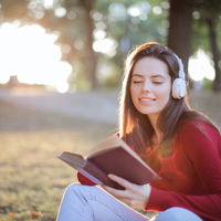 Bücher-Inspo 2023: Diese 3 romantischen Liebesromane sind Balsam für die Seele