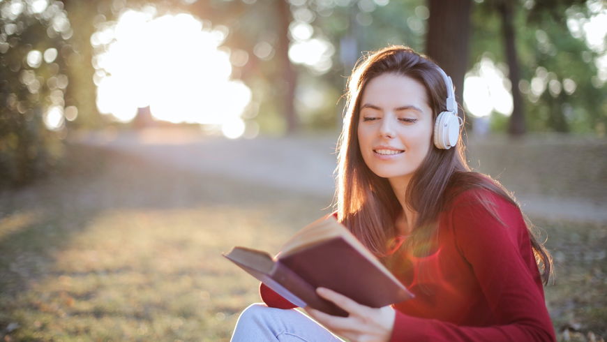 Bücher-Inspo 2023: Diese 3 romantischen Liebesromane sind Balsam für die Seele