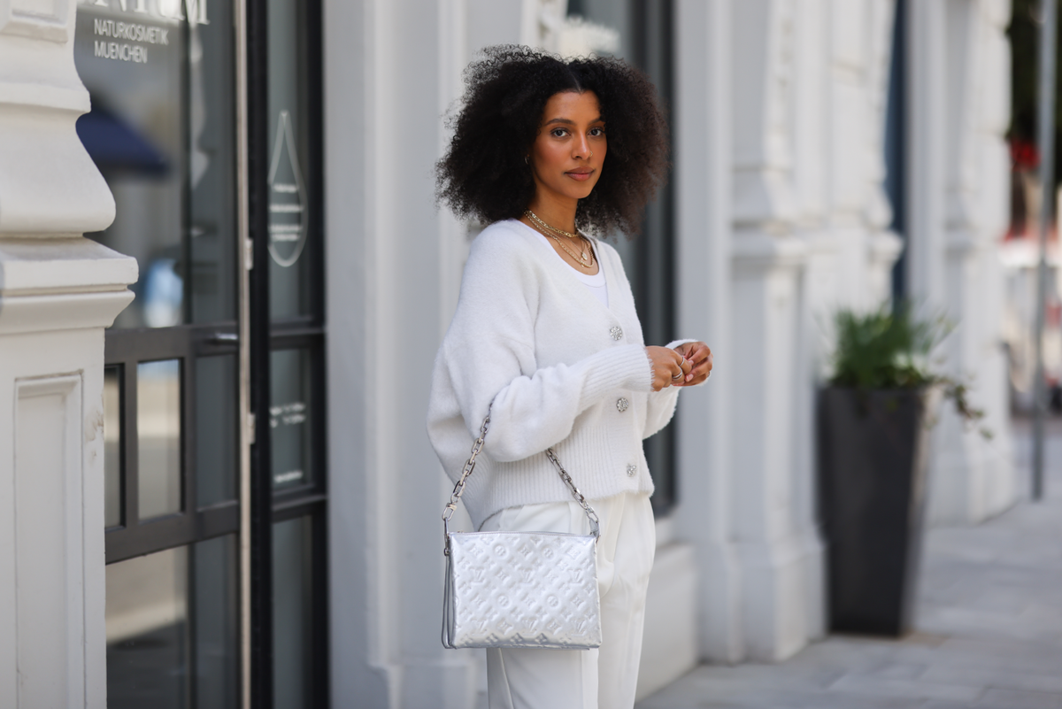 Der richtige Cardigan verleiht jedem Outfit einen eleganten Touch.