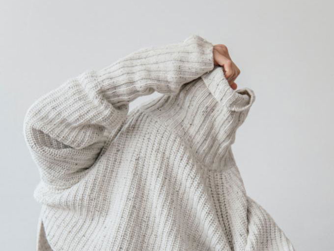 Frau trägt Pullover