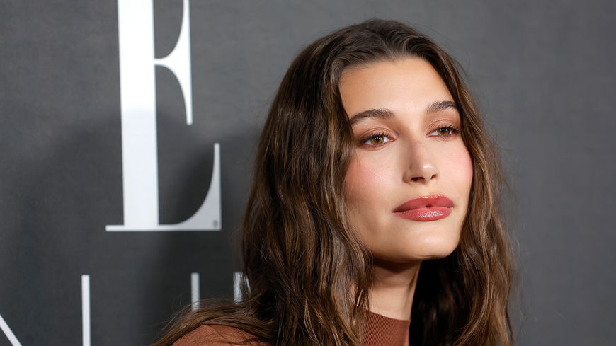 Auf die 9-Euro-Creme von Rossmann schwört Hailey Bieber für eine ebenmäßige Haut