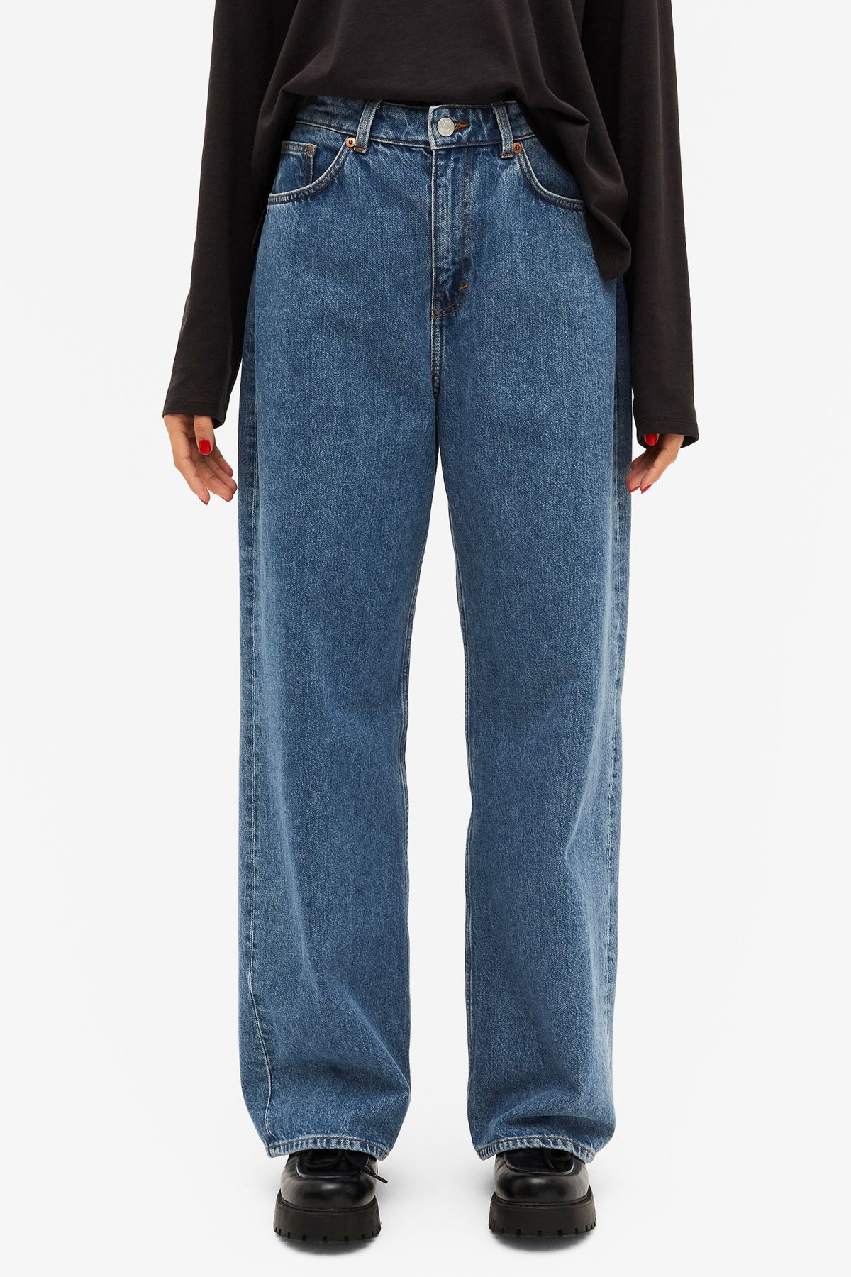 Loose Fit Jeans in Dunkelblau von Monki über H&M