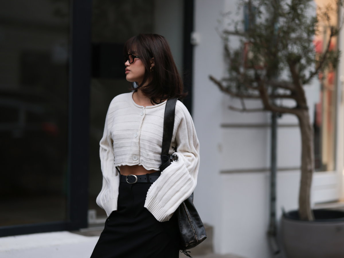 Jihoon Kim trägt weißen Cardigan Rock Brille und Tasche