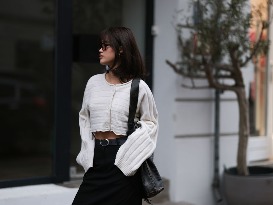 Jihoon Kim trägt weißen Cardigan Rock Brille und Tasche