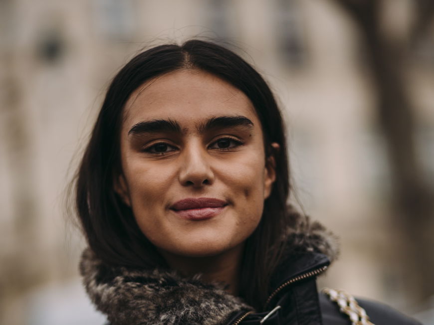 Jill Kortleve trägt Lederjacke Fashion Week