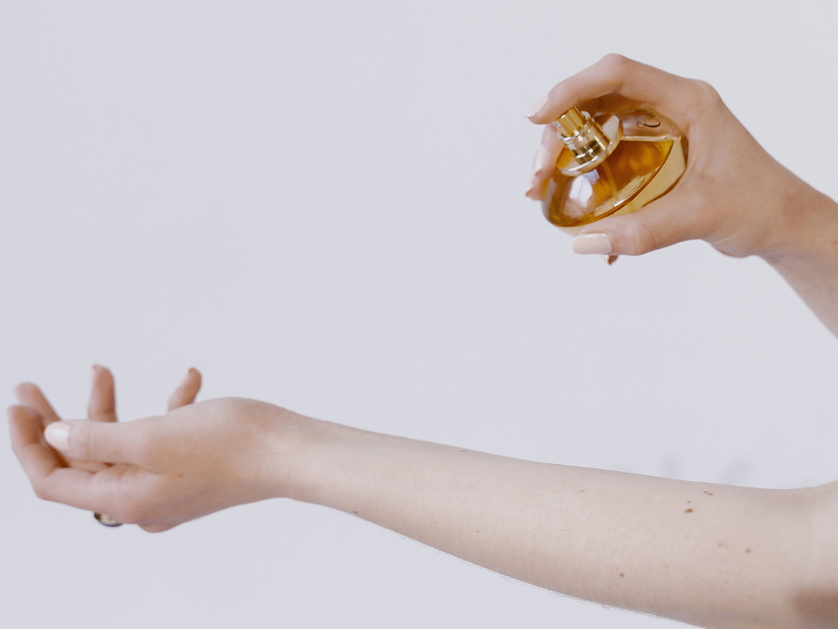 Parfum wird aufgetragen