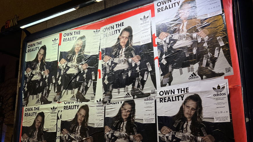 Berlin Fashion Week 2023: Aktivistengruppe prangert Adidas in Fake-Show an