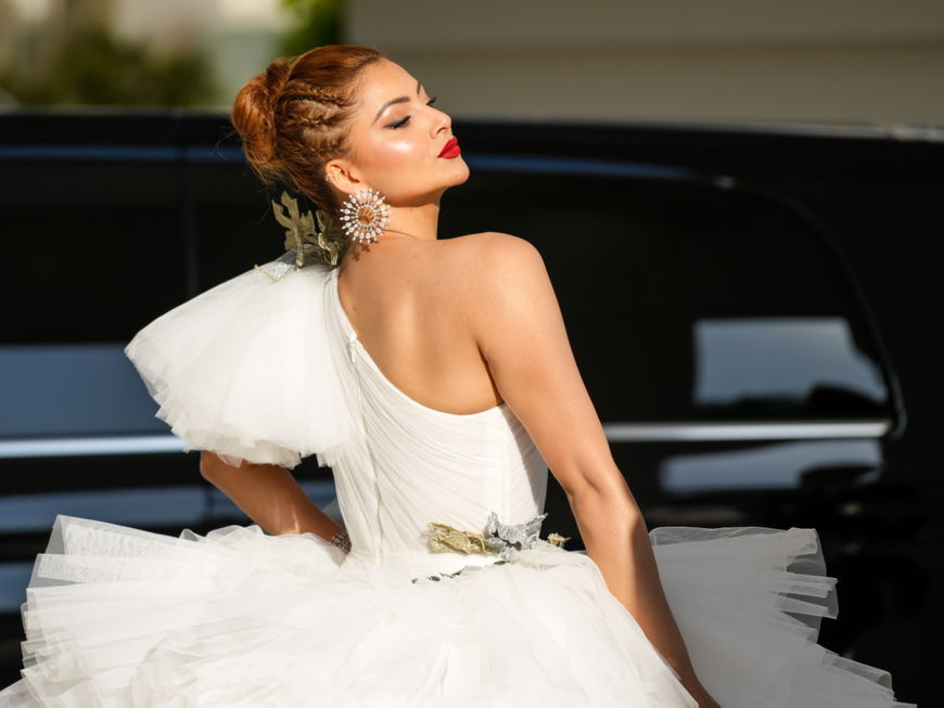 Urvashi Rautela trägt weißes Kleid