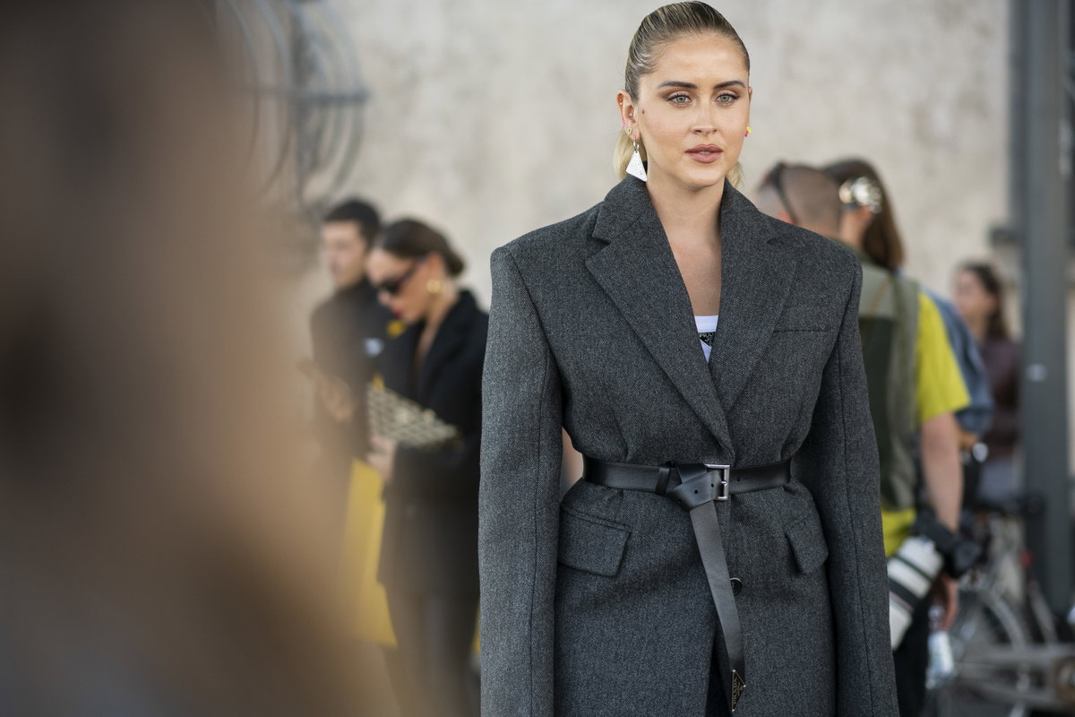 Frau trägt grauen Blazer