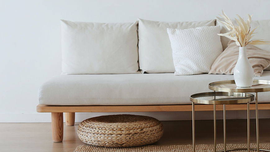 Diese 3 Deko-Teile lassen dein kleines Wohnzimmer direkt größer wirken
