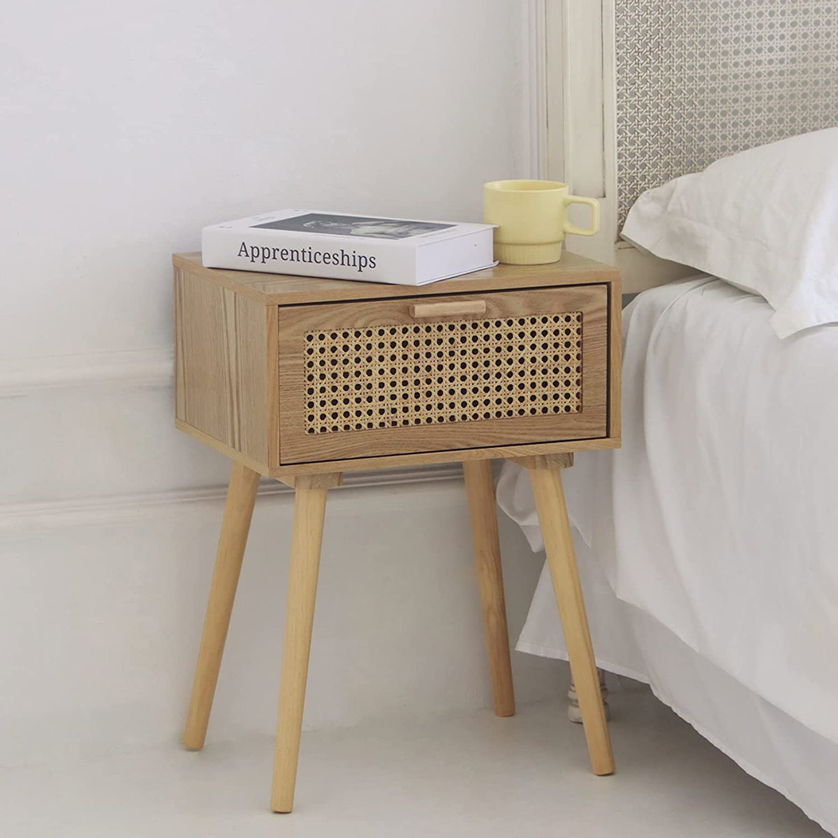 Rattan-Beistelltisch mit Massivholzbeinen und Natur-Rattan von AWASEN über Amazon, ca. 159 Euro