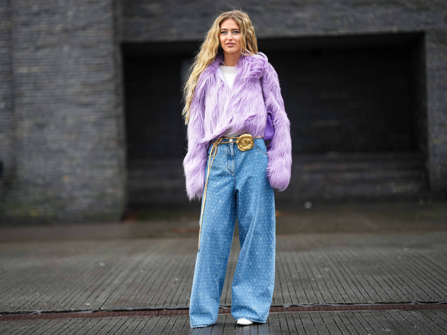 Emili Sindlev trägt Fake Fur Jacke und Jeans