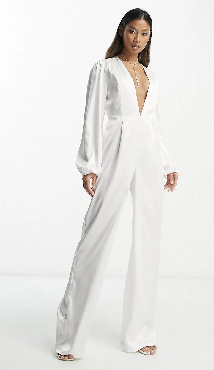 Extro & Vert über ASOS Bridal Braut-Jumpsuit aus Satin mit tiefem Ausschnitt und Ballonärmeln