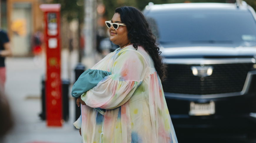Frühlings-Kleider 2023: 3 traumhafte Dresses, die Curvy-Frauen besonders gut stehen