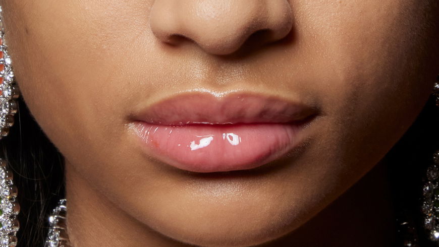 Die 3 günstigen Drogerie-Lipglosse lassen die Lippen voller aussehen