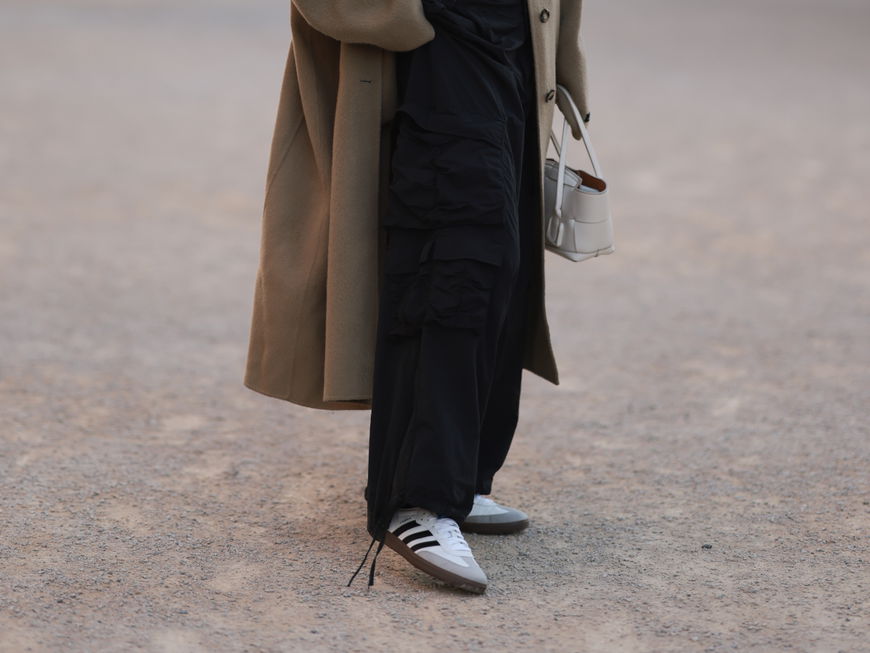 Frau trägt Adidas Samba Sneaker Streetstyle