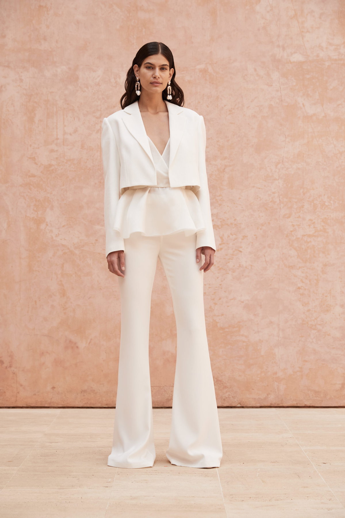 Set aus Cropped Blazer (ca. 1.290 Euro), ausgesteller Hose (ca. 990 Euro) und Top mit V-Ausschnitt und Schößchen (ca. 1.290 Euro) von Kaviar Gauche