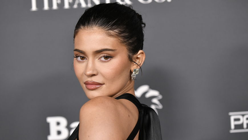 Kylie Jenner trägt den angesagtesten Bademoden-Trend für 2023