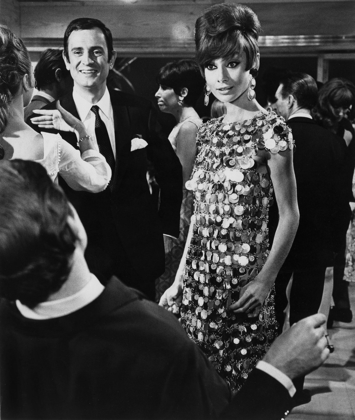Für Schlagzeilen sorgte ebenfalls Paco Rabannes "Disc-O-Rama"-Dress, das keine geringere als Audrey Hepburn im Film "Two for the Road" trug.