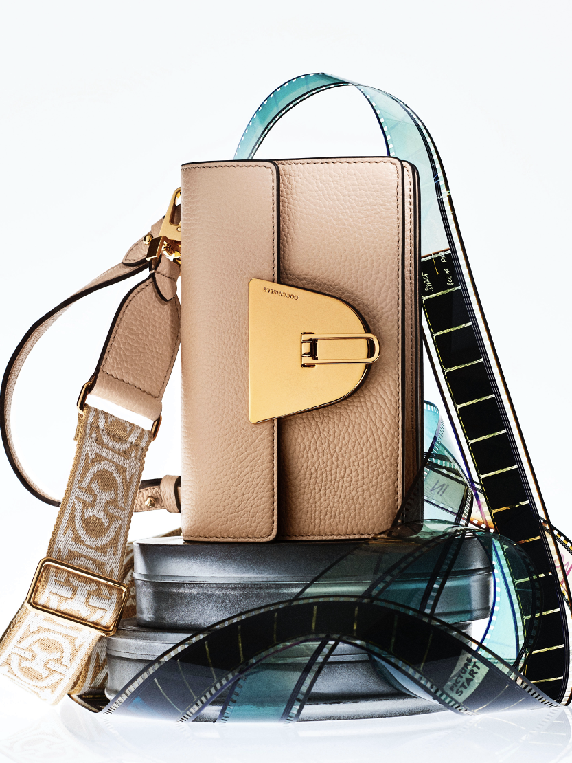 Die Coccinelle Nico lässt sich mit stylishem Strap zur Cross-Body-Bag umwandeln.