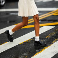So stylen Pariserinnen Loafer im Herbst