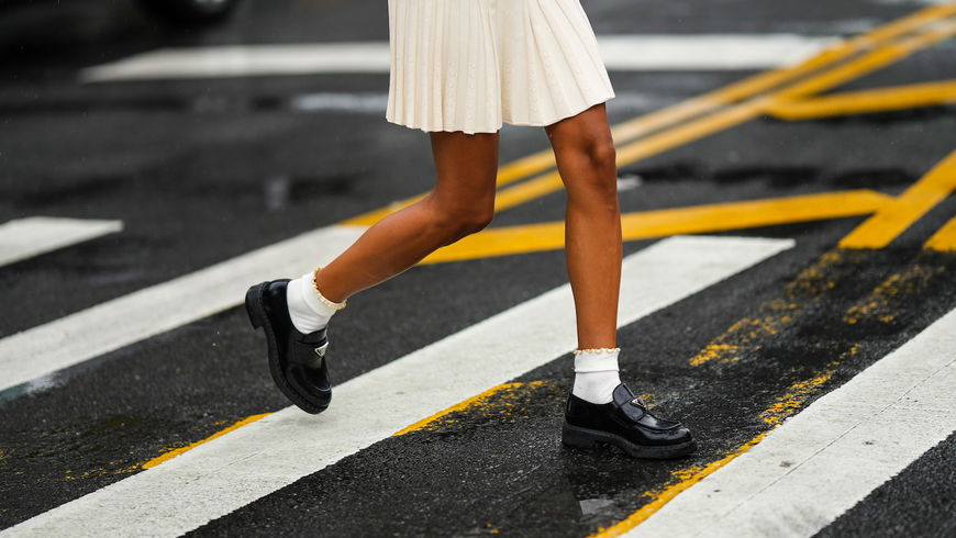 So stylen Pariserinnen Loafer im Herbst