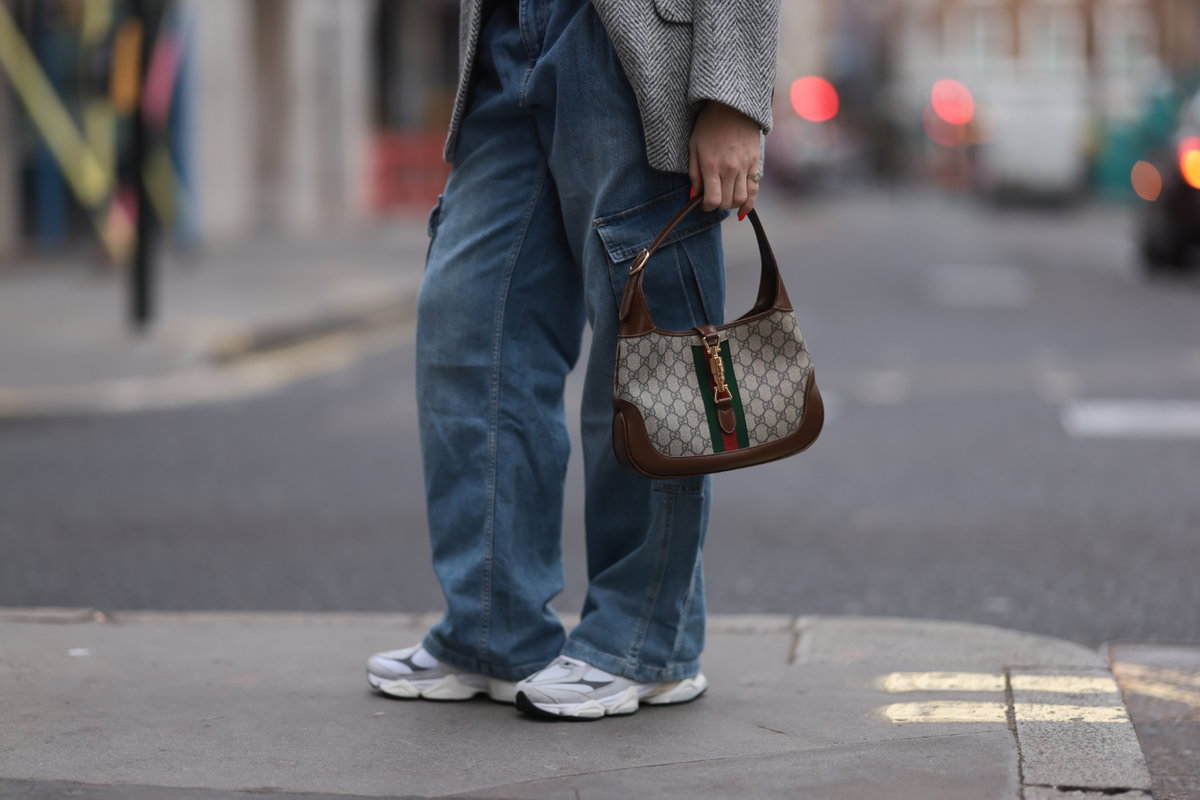 Sonia Lyson trägt Sneaker und Jeans Streetstyle