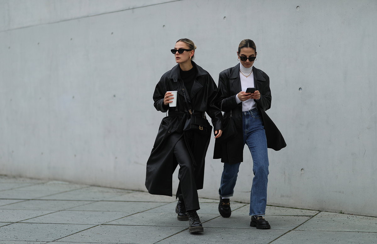Zwei Frauen in stylischen Looks