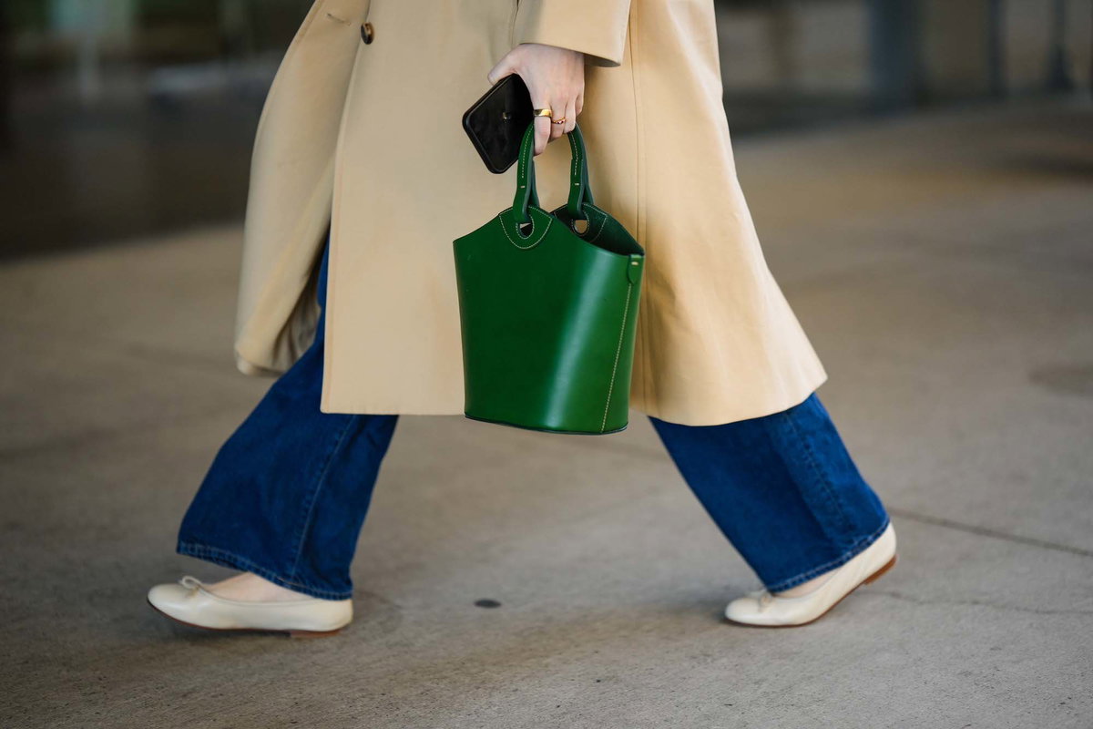 Frau trägt Ballerinas und eine grüne Tasche