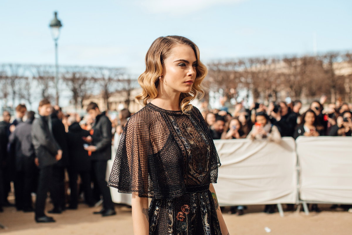 Längst stylen wir unsere Brauen à la Cara Delevingne und dafür liften wir die Härchen mit dem passenden Produkt.