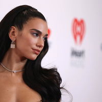 Flat Piercing: Alles über die Kosten, Risiken und Co. zum Ohrschmuck