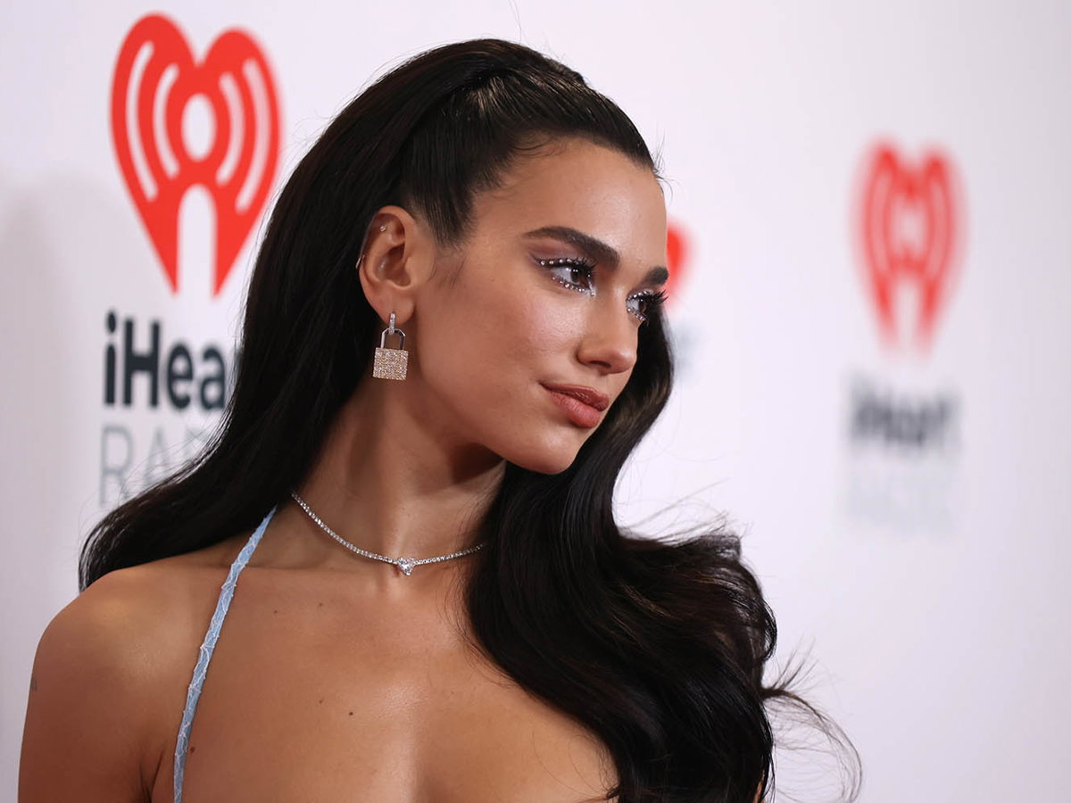 Dua Lipa mit einem Flat Piercing
