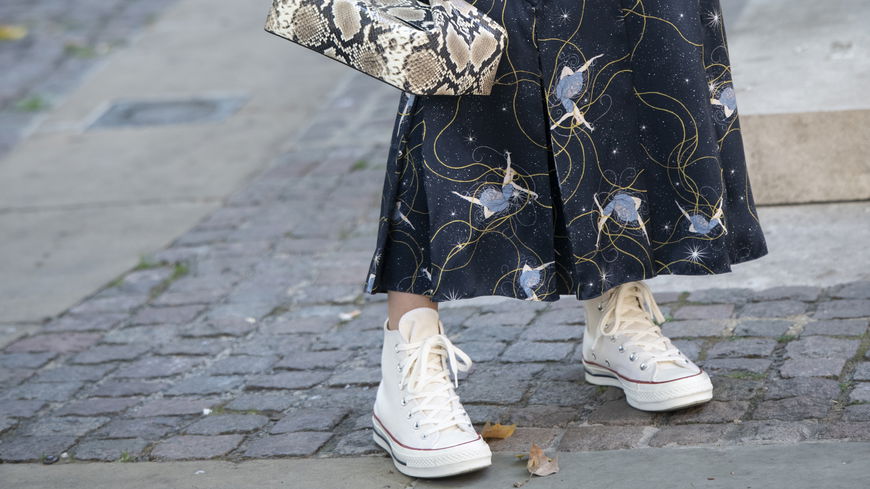 Midi-Kleider kombinieren wir im Frühling nur noch zu diesen Schuhen
