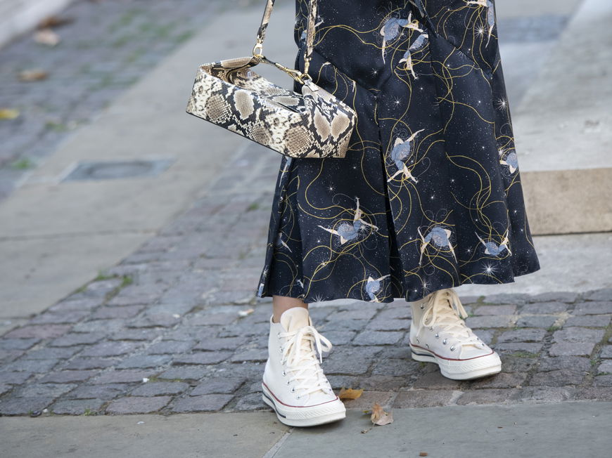 Midi-Kleider kombinieren wir im Frühling nur noch zu diesen Schuhen