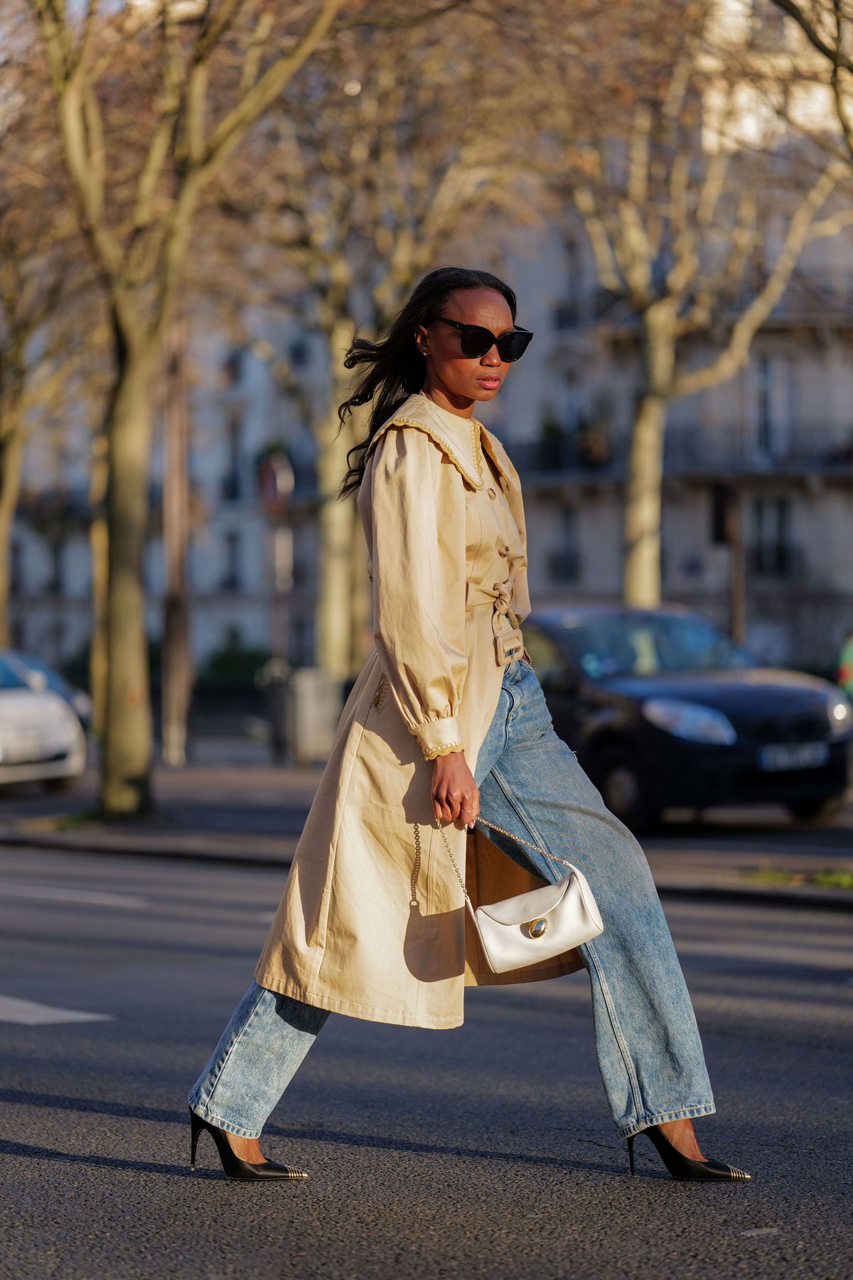 Frau mit weit geschnittener Jeans