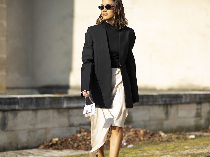 Frau trägt schwarzen Blazer